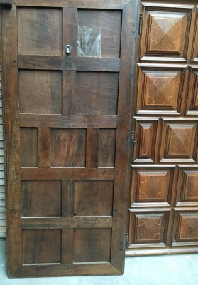 Portes à panneaux carrés marquetés d'un filet de bois clair