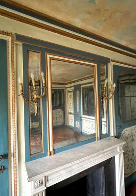 Boiserie bleue à Lambrequins mirror 1