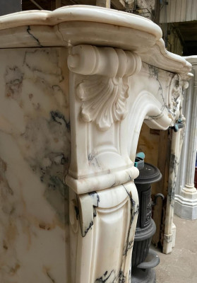 Cheminée ancienne style Louis XV en marbre Brèche