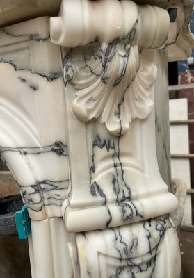Cheminée ancienne style Louis XV en marbre Brèche