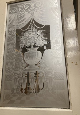Belle porte ancienne en bois avec verre gravé