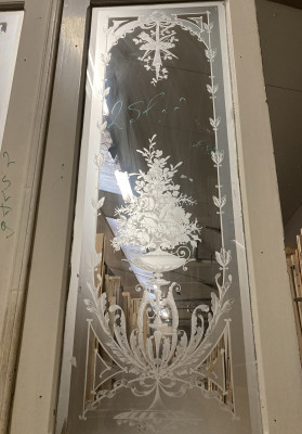 détail Grande double porte ancienne en bois avec verre gravé