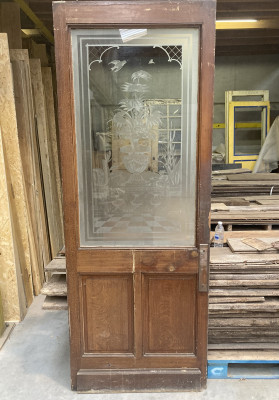 Porte ancienne avec verre gravé damier vase