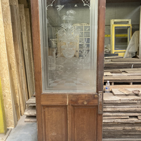 Porte ancienne avec verre gravé damier vase
