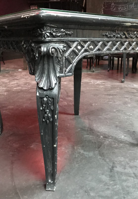 Table noire sculptée
