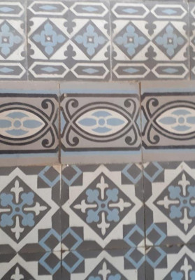 Beaux Carreaux de ciment anciens motifs carrés et fleurs bleus et gris