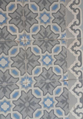 Carreaux de ciment anciens fleurs grises et bleues détail