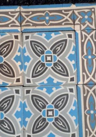 Carreau en faience blanche décor artisanal fleurs les roses et rosier