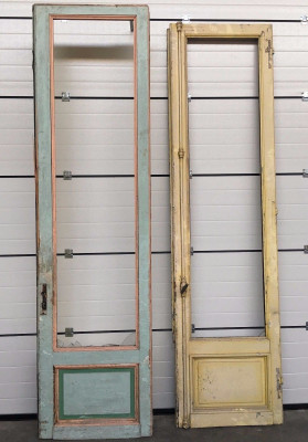 Portes anciennes à panneaux carrés marquetés d'un filet de bois clair