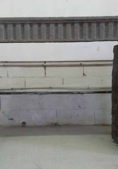 Sublime cheminée ancienne en pierre volcanique noire