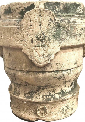 Socle ou haut de colonne en pierre Élément d'architecture colonne en pierre