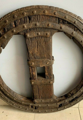 Deux roues de char en fer forgé riveté et intérieur en chêne XVI siècle