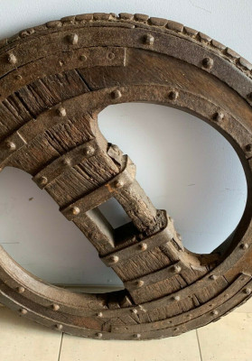 Deux roues de char en fer forgé riveté et intérieur en chêne XVI siècle
