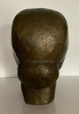 Buste de femme en bronze a patine brune Groupe en bronze "portrait de femme