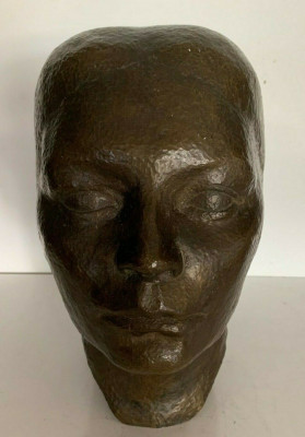 Buste de femme en bronze a patine brune Groupe en bronze "portrait de femme