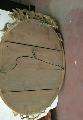 Miroir ovale a fronton en bois et stuc doré