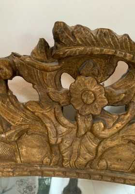 Miroir Louis XV en bois sculpté doré