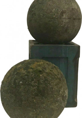 Paire de boules en pierre ou ciment reconstitué XX siècle