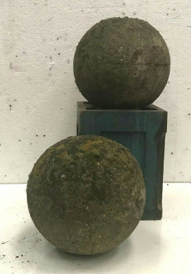 Paire de boules en pierre ou ciment reconstitué XX siècle