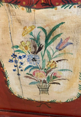 Commode galbée de style Louis XV Décor de paniers et bouquet fleuri XIX siècle