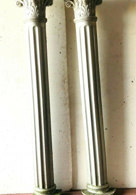 Paire de demi colonnes corinthiennes en ciment patiné XX siècle