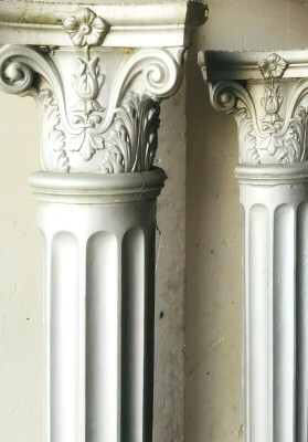 Paire de demi colonnes corinthiennes en ciment patiné XX siècle
